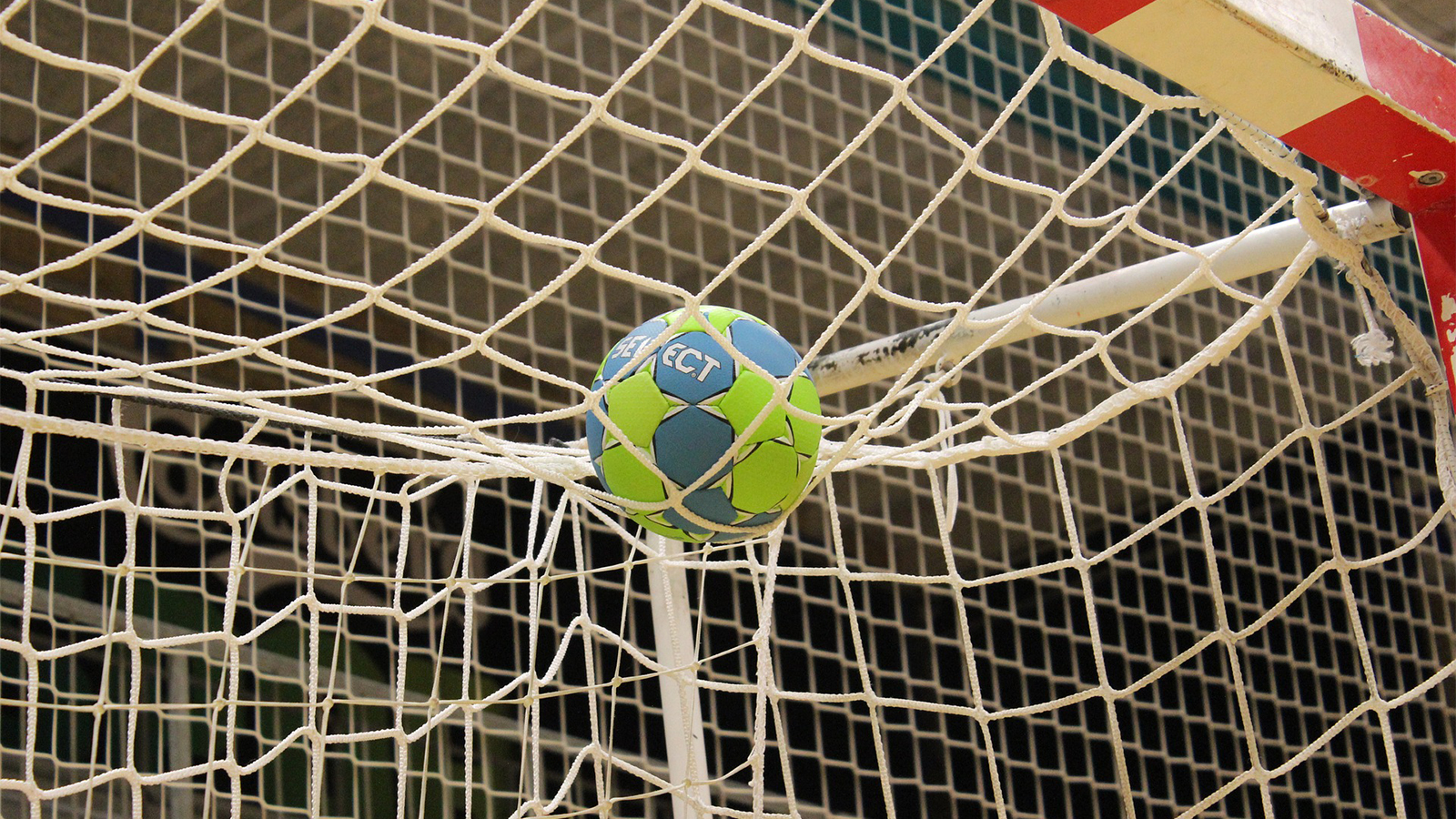 en handboll i nätet på taket av ett handbollsmål